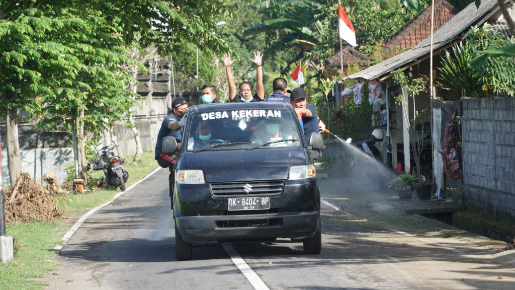 Cegah Covid-19, Pemerintah Desa Kekeran Lakukan Giat Penyemprotan Disinfektan